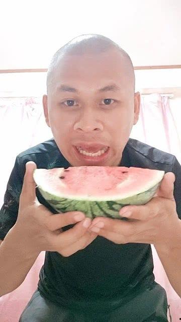 宝宝吃瓜好美味,开启甜蜜夏日时光