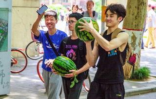 杭州吃瓜学校,校园生活趣味横生