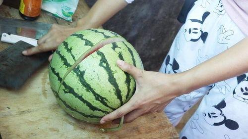 怎么吃瓜最简单
