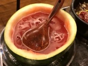 火车上喝白酒吃瓜,火车上的酒香瓜甜时光