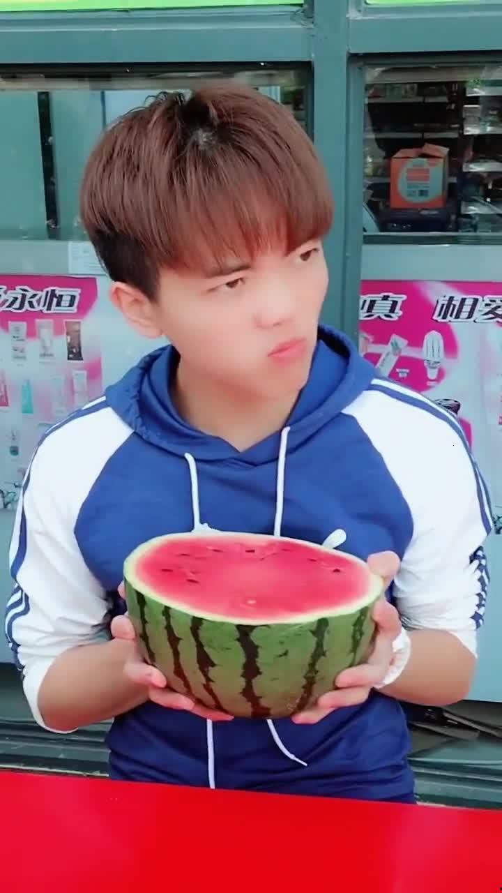 老公嫌弃老婆吃瓜,老公嫌弃老婆吃瓜背后的家庭矛盾